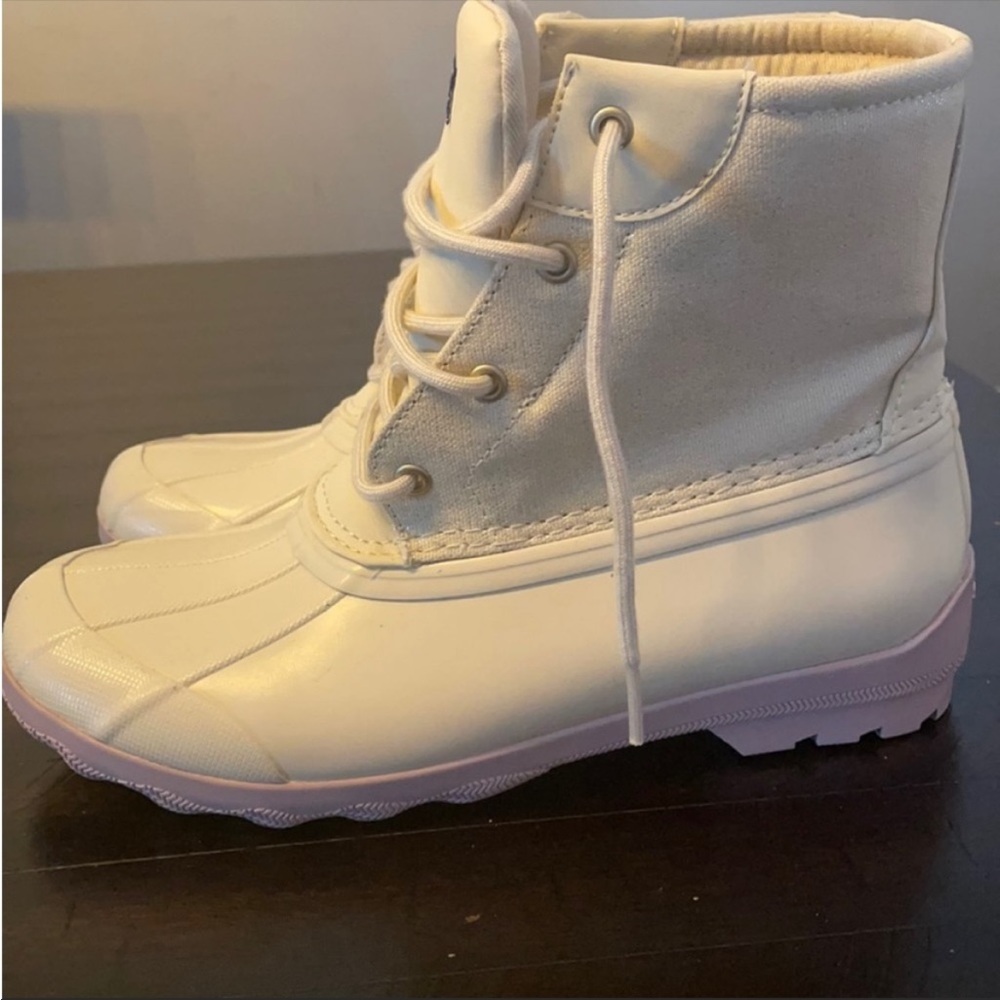Girl Sperry boots